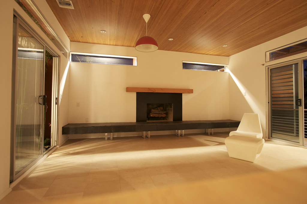 Sala moderna minimalista con chimenea